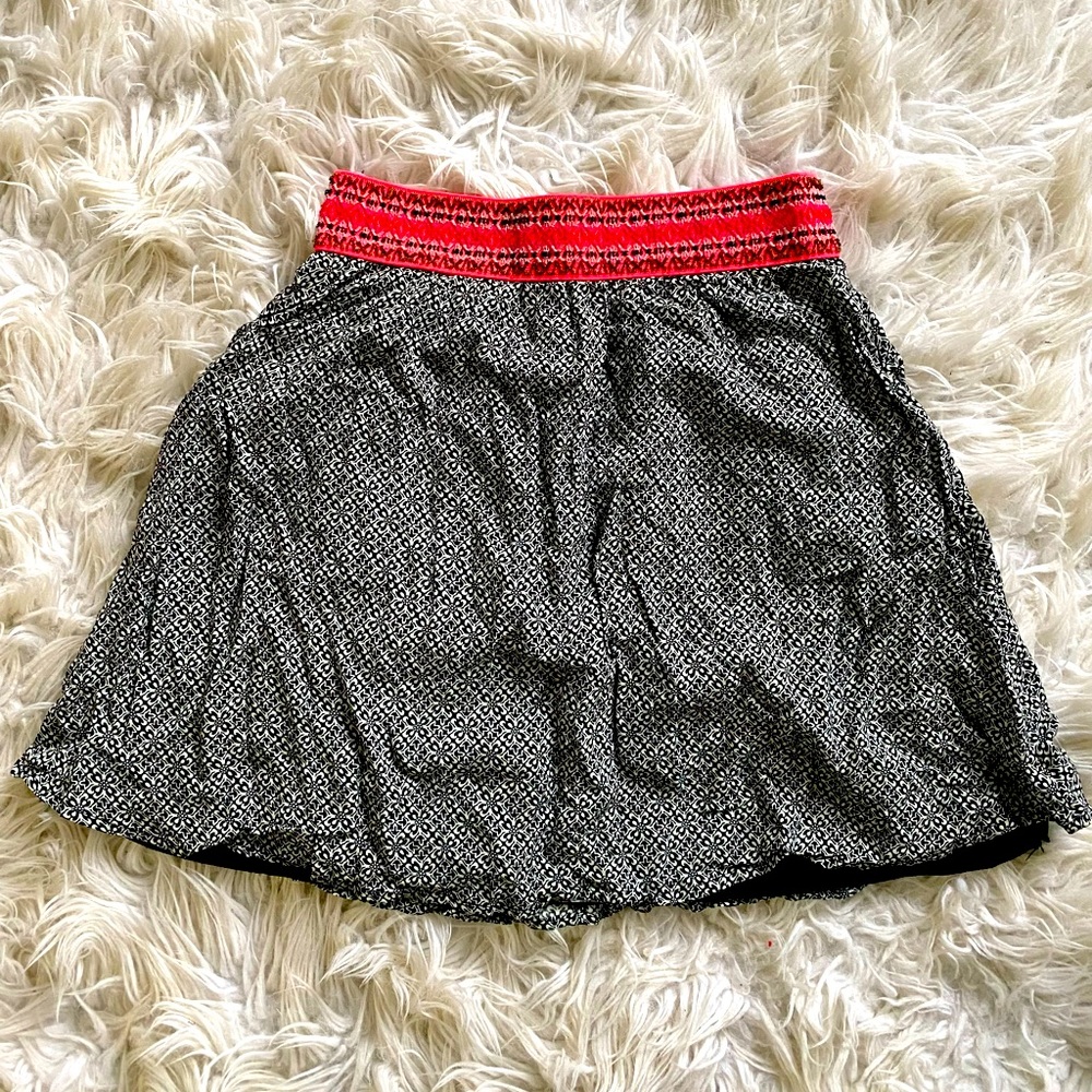 Black & white patterned mini skirt